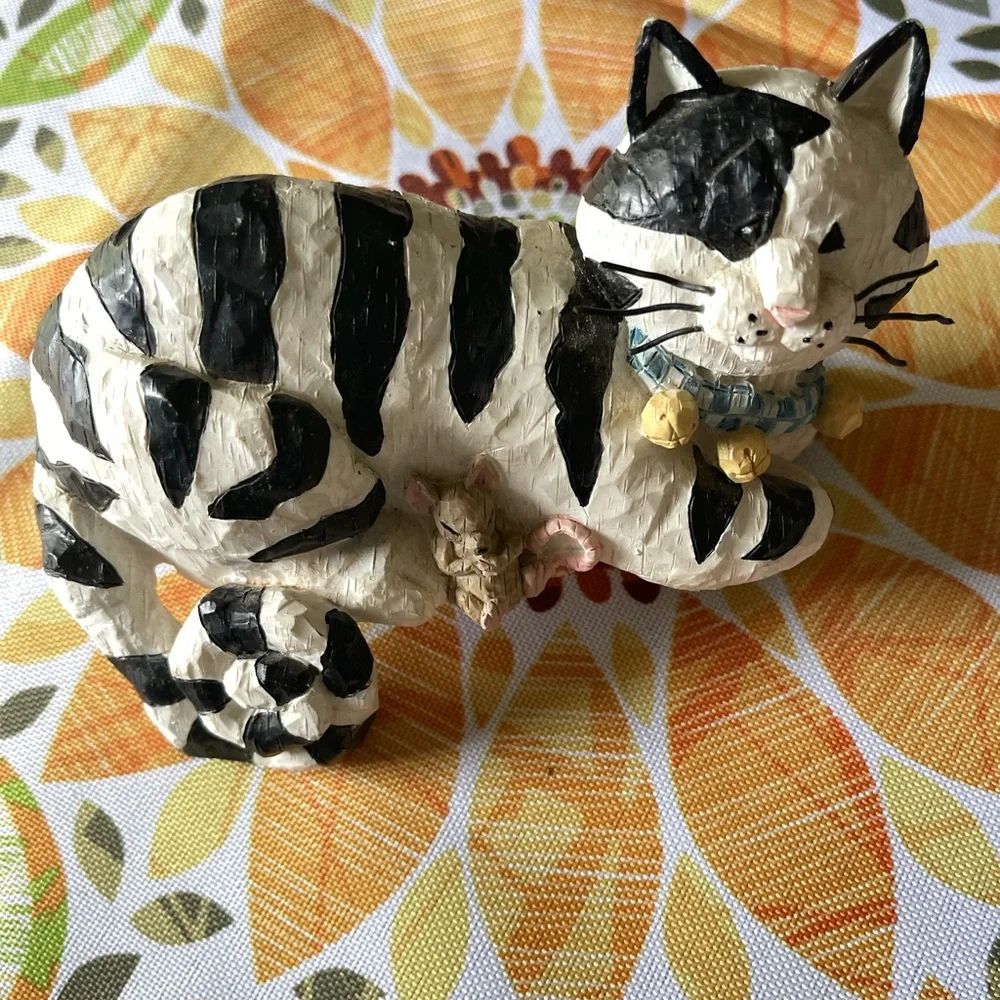 Shelf sitter, Striped Cat black and white cat Figurine with Mouse